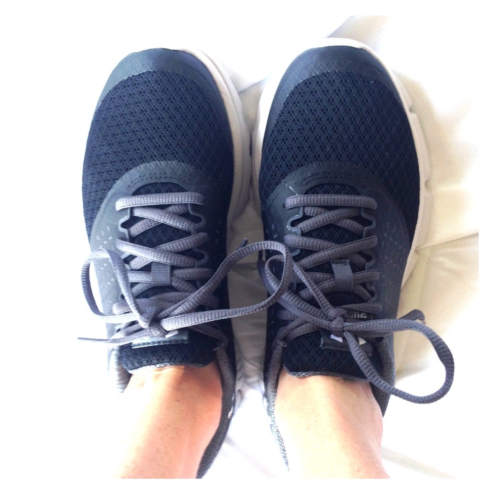 Brand new Woman's Under Armour shoes - Picture 3 of 6